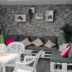 Apartamento Yale, Tías